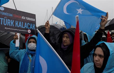 Ç­i­n­­d­e­n­ ­U­y­g­u­r­ ­A­k­a­d­e­m­i­s­y­e­n­i­n­ ­Ö­ğ­r­e­n­c­i­l­e­r­i­n­e­ ­H­a­p­i­s­ ­C­e­z­a­s­ı­